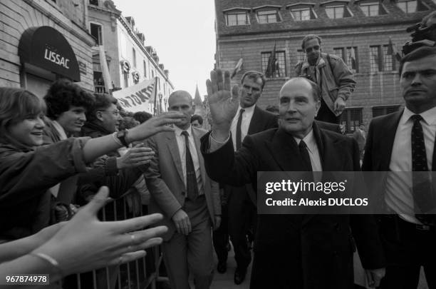 Bain de foule le président français François Mitterrand lors d'un déplacement à Besançon le 30 mars 1987, France.