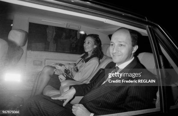 Laurent Fabius dans sa voiture officielle avec son épouse Françoise quittent le siège du PS le 16 mars 1986 à Paris, France.