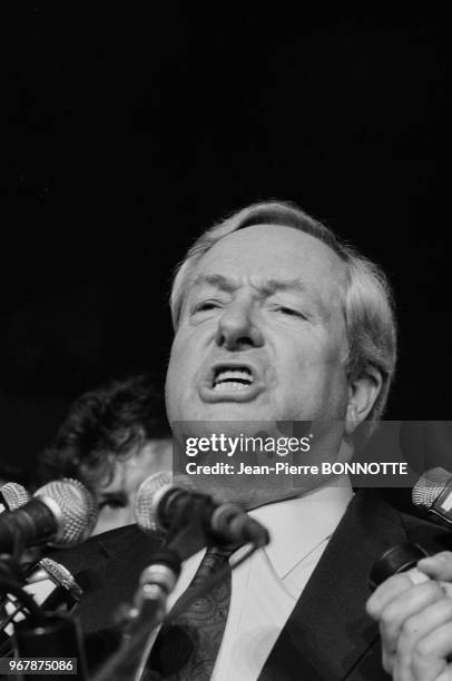 Le leader du Front National Jean-Marie Le Pen fait une déclaration officielle le 16 mars 1986 à Paris, France.