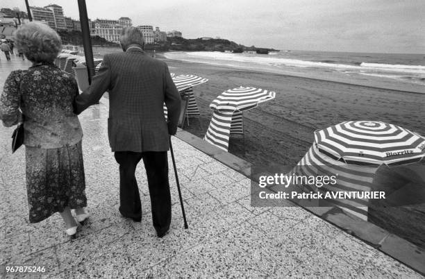 Personnes âgées sur le front de mer le 19 juillet 1985 à Biarritz, France.