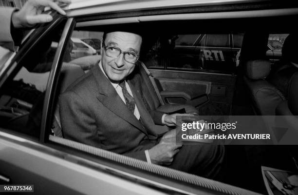 Le maire de Paris Jacques Chirac à l'arrière de sa voiture officielle le 20 mars 1986 à Paris, France.