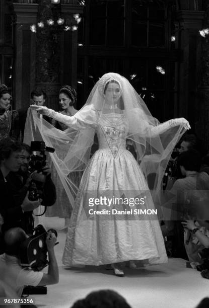 Robe de mariée dans défilé Jean-Louis Scherrer Haute Couture Automne-Hiver 1985-1986 le 23 juillet 1985 à Paris, France.