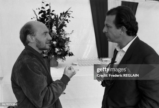 Michel Blanc et Roland Giraud lors d'un cocktail pour le lancement de la Citroën AX à Paris le 16 mai 1987, France.