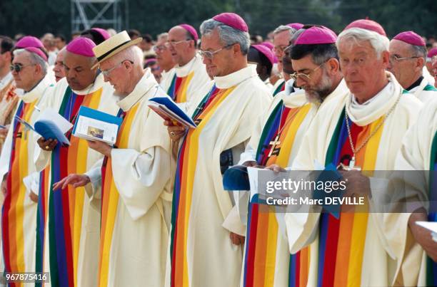 Cérémonie religieuse sur le Champ de Mars lors des Journées Mondiales de la Jeunesse à Paris, France, le 19 août 1997.