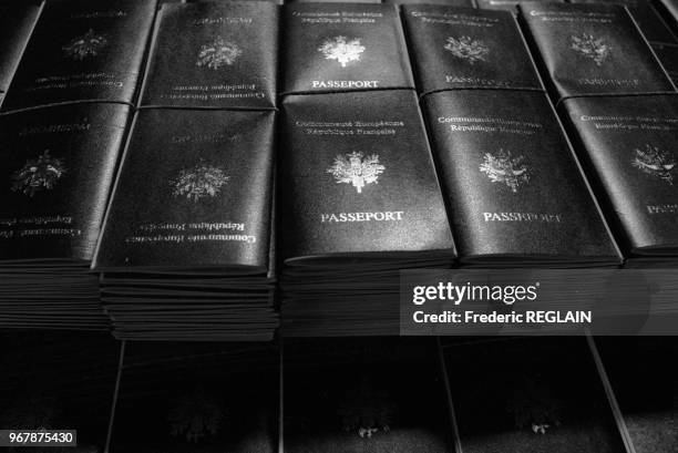 Nouveaux passeports à l'imprimerie nationale de Douai le 25 avril 1987, France.