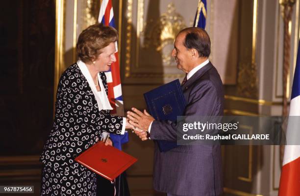 Le président François Mitterrand et le Premier ministre britannique Margaret Thatcher à l'Elysée pour la signature d'Eurotunnel le 29 juillet 1987 à...