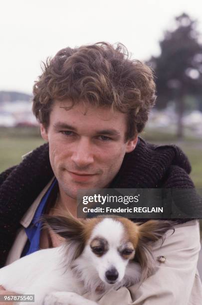 Le danseur Patrick Dupond et son chien le 17 mai 1987, France.