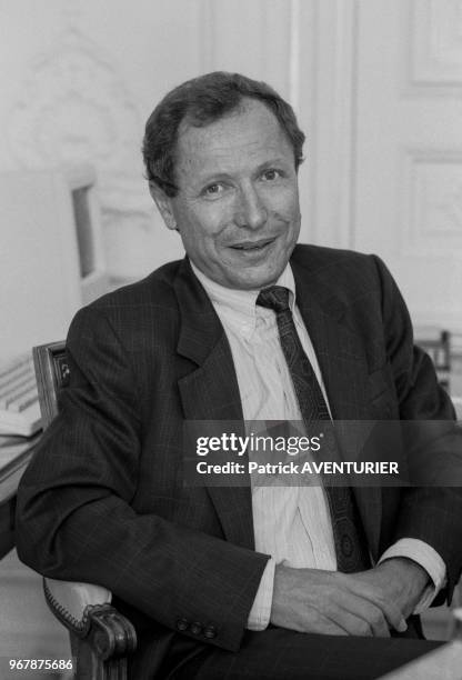 Jean Peyrelevade, pdg de la compagnie d'assurance UAP, dans son bureau à Paris le 29 juillet 1988, France.