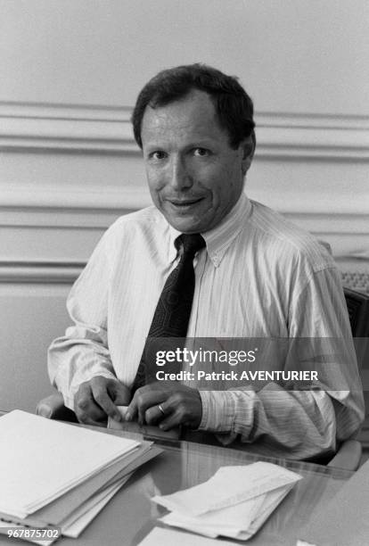 Jean Peyrelevade, pdg de la compagnie d'assurance UAP, dans son bureau à Paris le 29 juillet 1988, France.