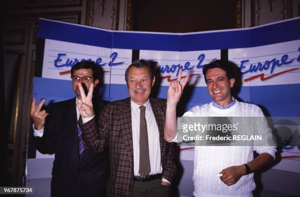 Au centre Franck Ténot, président, lors du lancement de la radio Europe 2 avec à gauche Jacques Lehn, vice-président, et à droite le directeur,...