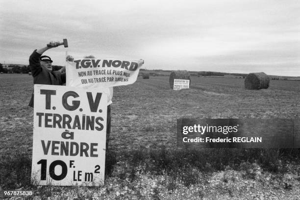 Des manifestants protestent à Amiens contre le faible prix de vente de leurs terrains pour le futur TGV-Picardie, le 13 aout 1988, France.