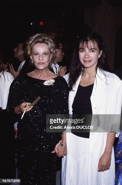 Les actrices Jeanne Moreau et Carole Laure lors d'une soirée au Palace le 23 juin 1987 à Paris, France.
