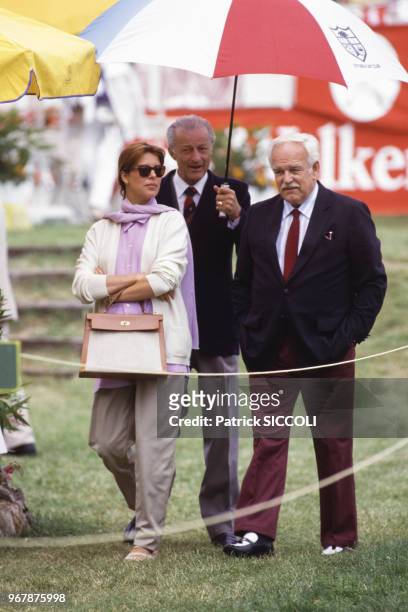 Le prince Rainier et sa fille la princesse Caroline lors de l'open de golf de Monaco le 26 juin 1987.