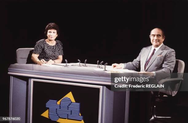 Anne Sinclair et Francis Bouygues sur le plateau de l'émission de télévision '7 sur 7' le 28 juin 1987 à Paris, France.