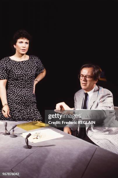 Les présentateurs Anne Sinclair et Jean Lanzi sur le plateau de l'émission de télévision '7 sur 7' le 28 juin 1987 à Paris, France.