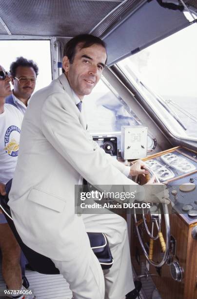Le secrétaire d'État à la Mer Ambroise Guellec lors d'un exercice de sauvetage avec le CROSS MED le 16 juillet 1987, France.