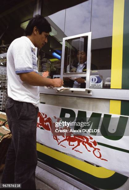 Installation de guichets du PMU dans les stations-service le 23 juillet 1987, France.