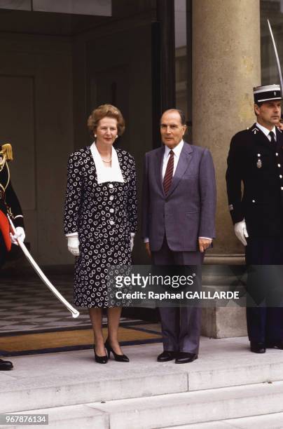 Le président François Mitterrand et le Premier ministre britannique Margaret Thatcher sur le perron de l'Elysée le 29 juillet 1987 à Paris, France.