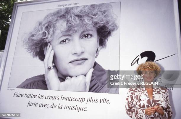 Panneau publicitaire pour Antenne 2 avec le portrait d'Eve Ruggieri le 28 juillet 1987 à Paris, France.