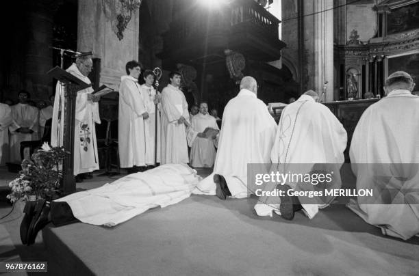 Ordianation du plus jeune évêque de France, Monsigneur Thierry Jordan, dan sle cathédrale de Pontoise le 13 décembre 1987, France.