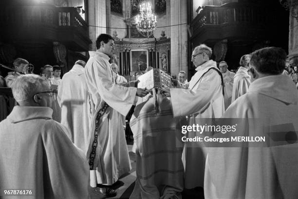 Ordianation du plus jeune évêque de France, Monsigneur Thierry Jordan, dan sle cathédrale de Pontoise le 13 décembre 1987, France.