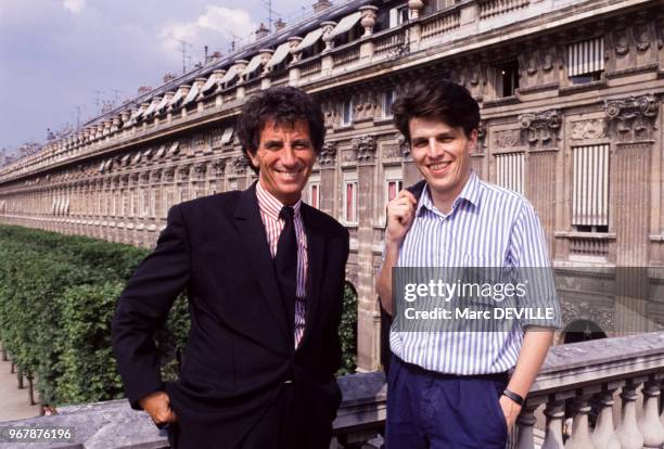 Bruno Lion, chargé de mission pour le rock au ministère de la Culture, avec Jack Lang le 23 mai 1989 à Paris, France.