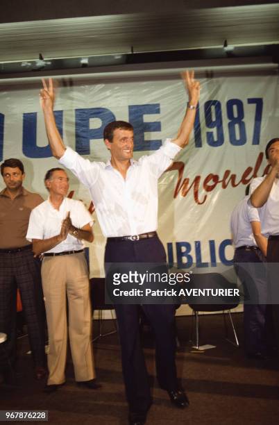 François Léotard fait le V de la victoire lors d'une réunion du Parti républicain le 30 août 1987 à Bordeaux, France.