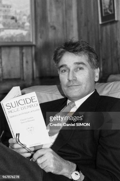 éditeur Alain Moreau avec le livre 'Suicide mode d'emploi' à Paris le 15 décembre 1987, France.