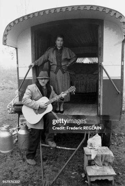 Famille de gitans vivant dans une roulotte à Livry-Gargan le 15 décembre 1987.