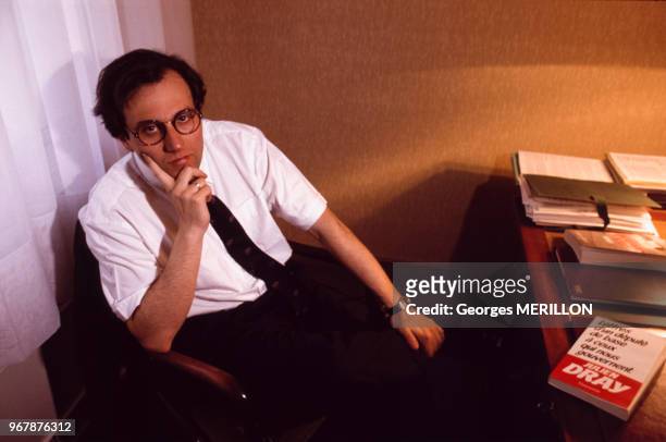 Julien Dray, homme politique, avec son livre, le 25 avril 1989 à Paris, France.