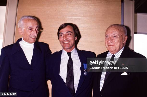 Le journaliste Allain Bougrain-Dubourg décoré par le commandant Jacques-Yves Cousteau en présence de Marcel Bleustein-Blanchet le 27 avril 1989 à...