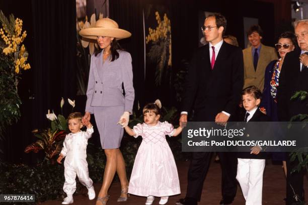 La princesse Caroline de Monaco et ses enfants, Andrea, Charlotte et Pierre, son frère le prince Albert et le prince Rainier lors d'une fête le 29...