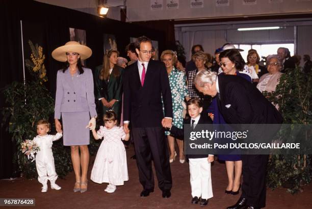 La princesse Caroline de Monaco et ses enfants, Andrea, Charlotte et Pierre, son frère le prince Albert et le prince Rainier lors d'une fête le 29...