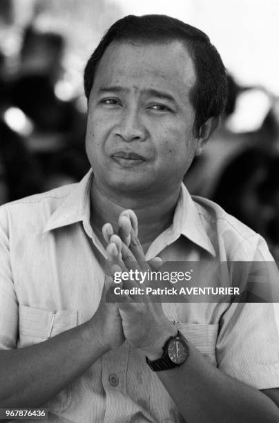 Norodom Ranariddh f^te les 65 ans de sonpère dans un camp de réfugiés au Cambodge le 31 octobre 1987.