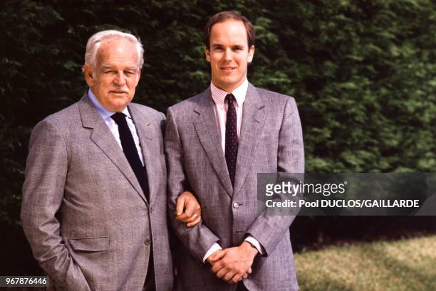 Le prince Rainier avec son fils le prince Albert le 30 avril 1989 à Monaco.