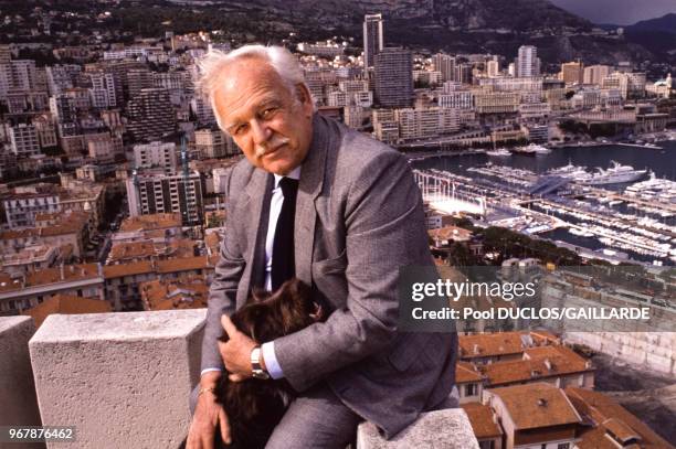 Le prince Rainier avec son chien sur les remparts du palais princier le 30 avril 1989 à Monaco.