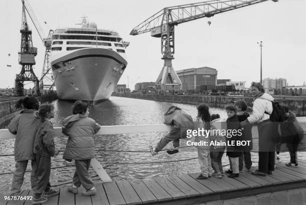 Le paquebot de croisière 'Nordic Empress' lors de son lancement le 31 mai 1990 dans le port de Saint-Nazaire, France.
