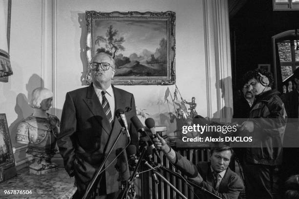 Jean-Marie Le Pen lors d'une conférence de presse le 30 septembre 1990 à Paris, France.