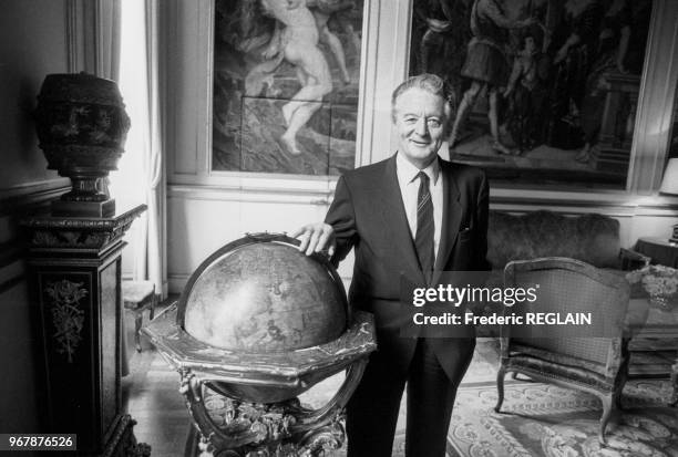 Roland Dumas, ministre des affaires étrangères, dans son bureau à Paris le 19 mai 1988, France.