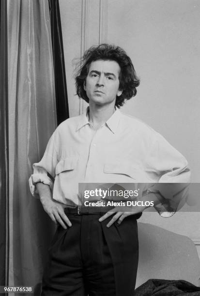 Le philosophe Bernard-Henri Lévy chez lui le 16 février 1991 à Paris, France.