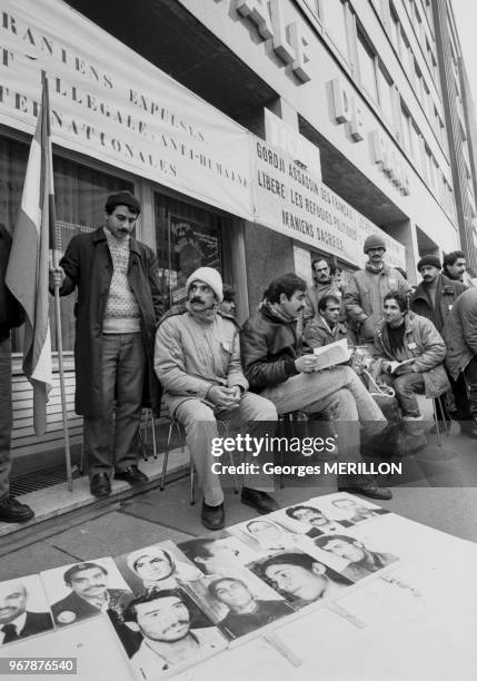 Militants iraniens en grève de la faim devant le siège du haut-cimmissariat aux réfugiés à Neuilley-sur-Seine le 26 décembre 1987, France.