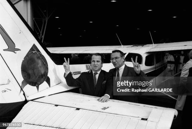 Paul-Loup Sulitzer achète l'avion de Mathias Rust, le jeune pilote allemand qui s'est posé sur la Place Rouge, Paris le 20 novembre 1987, France.