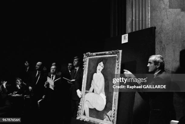 Vente du tableau de Modigliani 'La belle romaine' lors d'une vente aux enchères à Paris le 20 novembre 1987, France.