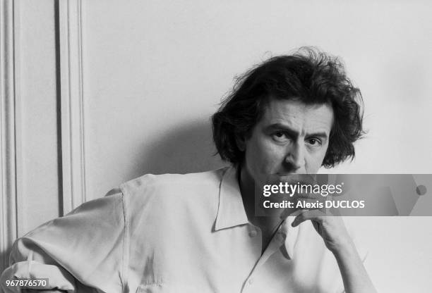 Le philosophe Bernard-Henri Lévy chez lui le 16 février 1991 à Paris, France.