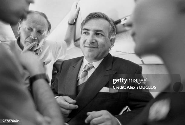 Dominique Strauss-Kahn s'entretient avec des journalistes lors d'un déplacement en avion le 25 juillet 1991.