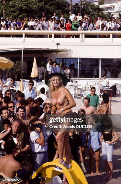 Starlette nue sur une plage durant le Festival de Cannes le 14 mai 1989 à Cannes, France.