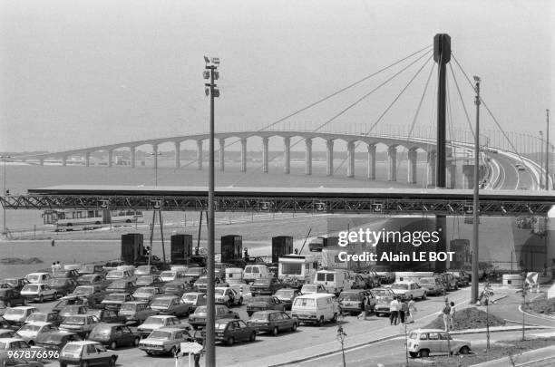 File de voitures au péage le jour de l'ouverture du pont de l'Ile de Ré, le 23 mai 1988, France.