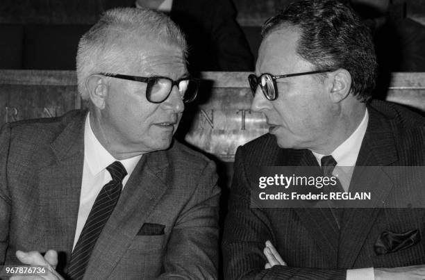 Edgar Faure et Jacques Delors lors d'une réunion d'anciens ministres des finances à paris le 17 jui 1987, France.