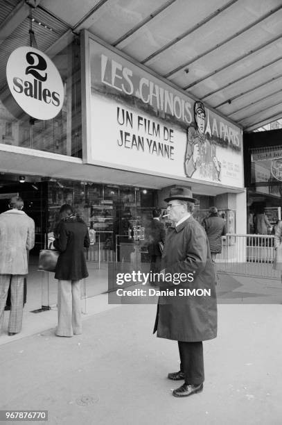 Cinéma affichant le film 'Les Chinois à Paris' sur les Champs-Elysées le 27 février 1974 à Paris, France.