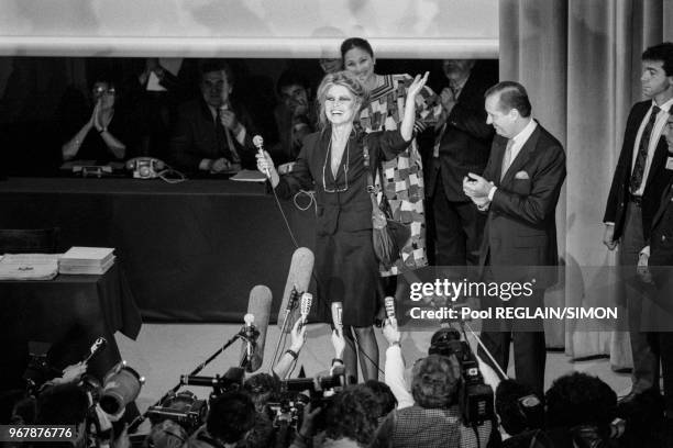 Brigitte Bardot accopagné de Me Jacques Tajan lors d'une vente aux enchères des bijoux et objets de l'actrice à Paris le 17 juin 1987, France.